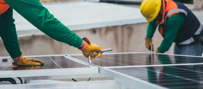 2 ouvriers qui réparent un panneau solaire